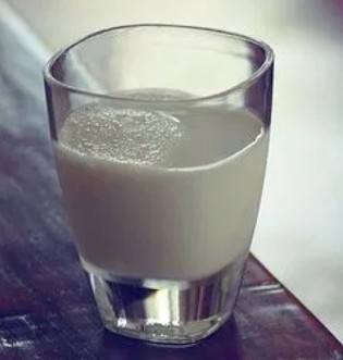 Чаша прясно мляко