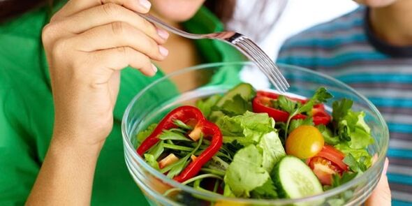 Яденето на зеленчукова салата на диета без въглехидрати, за да притъпи чувството на глад